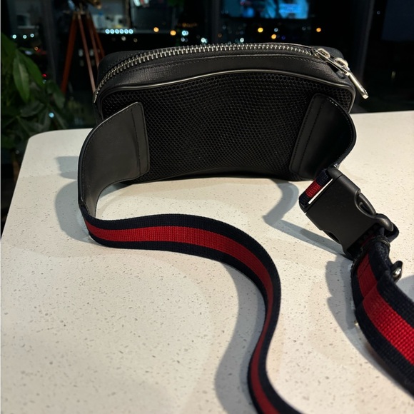 Gucci belt bag, only worn twice brand new. It’s in brand new condition. - Picture 4 of 8